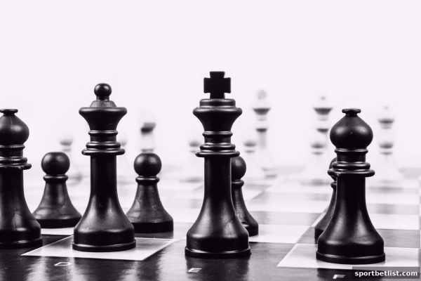起手牌组合深度解析：体育投注网站教你如何洞察棋牌开局优势